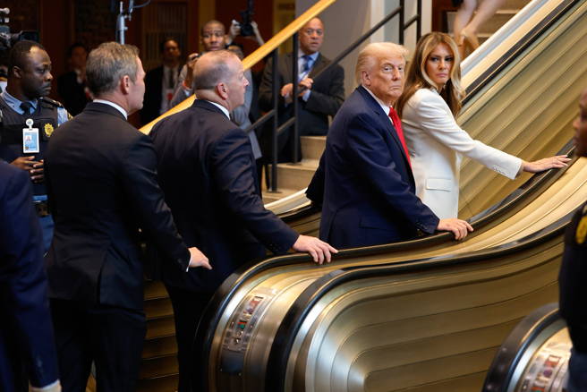 美國總統川普與第一夫人梅蘭妮亞23日同赴位於紐約市的聯合國大廈，遇到電扶梯故障的尷尬狀況。（美聯社）