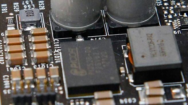 国巨*为全球被动元件龙头，南电为臺塑集团旗下全球覆晶载板龙头，皆搭上AI趋势，于上周五盘势震盪中攻上涨停。 图／本报资料照片