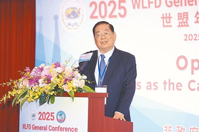 2025世盟年會22日在圓山飯店舉行，世盟總會副總會長／世盟中華民國總會理事長曾永權致詞。（世盟提供／張薷台北傳真）