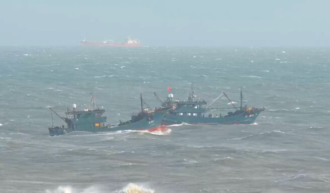 強烈颱風樺加沙來襲，有10多艘大陸籍漁船冒險越界挺進金門峰上附近海域搶捕漁貨，連五星旗都清晰可見。（民眾提供／于家麒金門傳真）