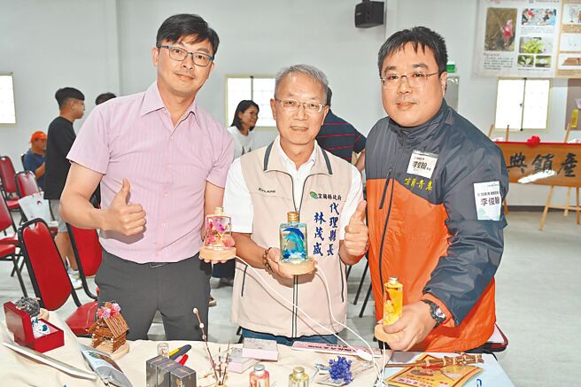 宜蘭縣三星鄉花卉產銷班第15班拿下「全國十大績優農業產銷班」殊榮，代理縣長林茂盛（中）22日頒贈賀匾表揚。（宜蘭縣政府提供／吳佩蓉宜蘭傳真）