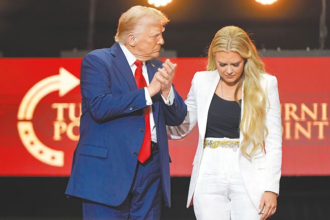 美国保守派网红柯克10日遭枪击身亡，告别式21日于亚利桑那州举行。美国总统川普致词时，将他称为「伟大的美国英雄」、「烈士」，遗孀艾瑞卡更公开表示，将原谅凶手。（美联社）