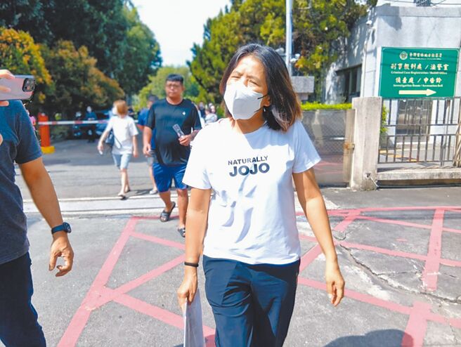 前雲林縣台西鄉長林芬瑩因光電弊案收賄560萬判12年，22日入監前表示「覺得不滿、非常無奈」。（張朝欣攝）