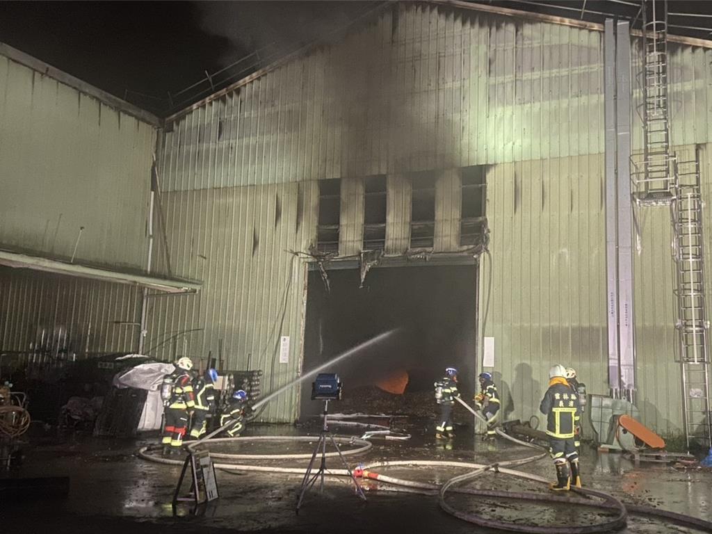 位於林內鄉湖本村三權路343號的木材工廠今天凌晨1點多起火，雲林縣消防局出動11個消防分隊直到今天清晨5點才撲滅。(周麗蘭攝)