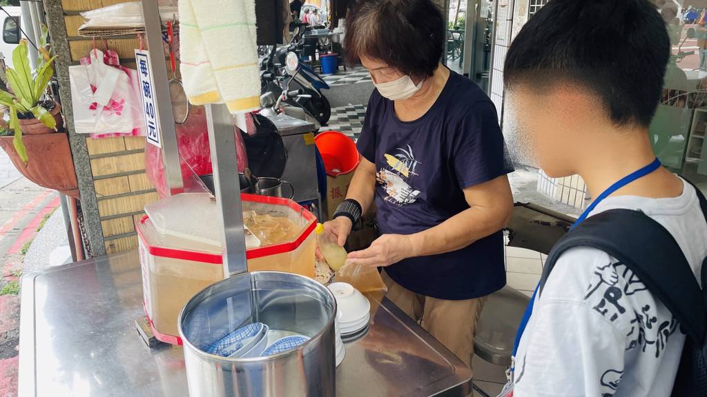 貴陽街愛玉冰就是一台攤車,環境簡單整潔。(施景耀 攝)