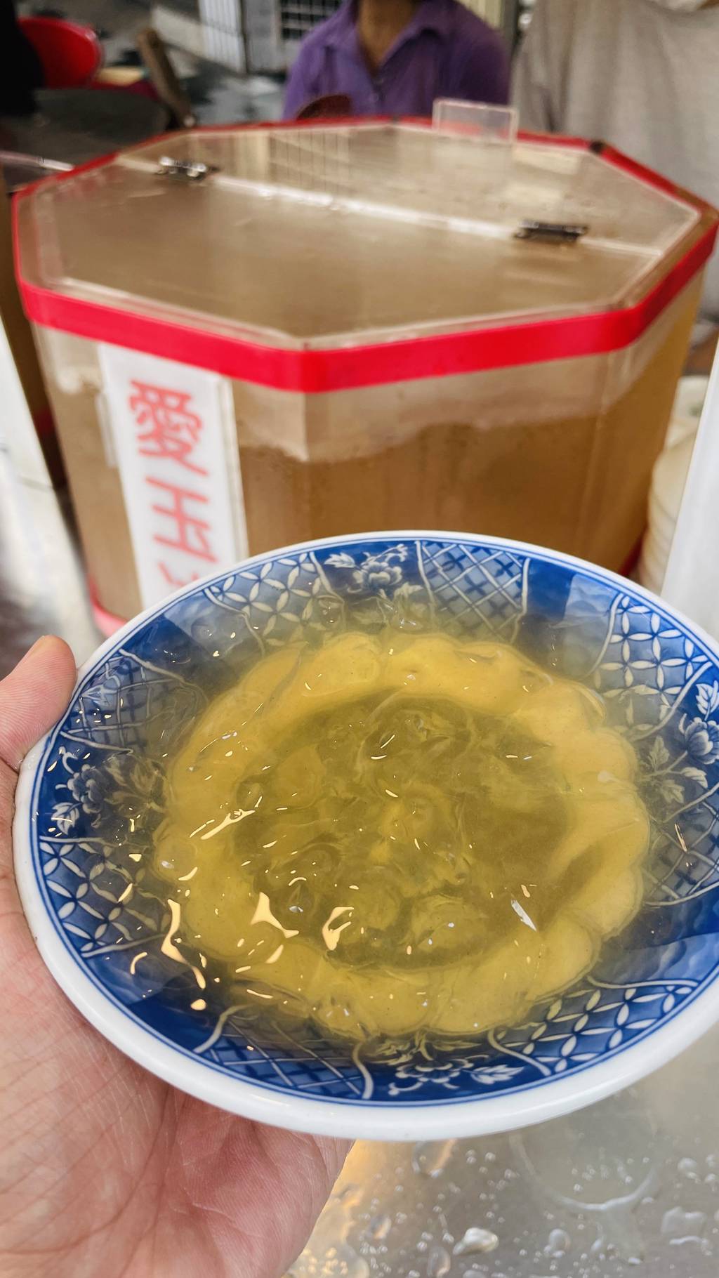 這碗手洗愛玉冰,一年只賣4個月左右。(施景耀 攝)