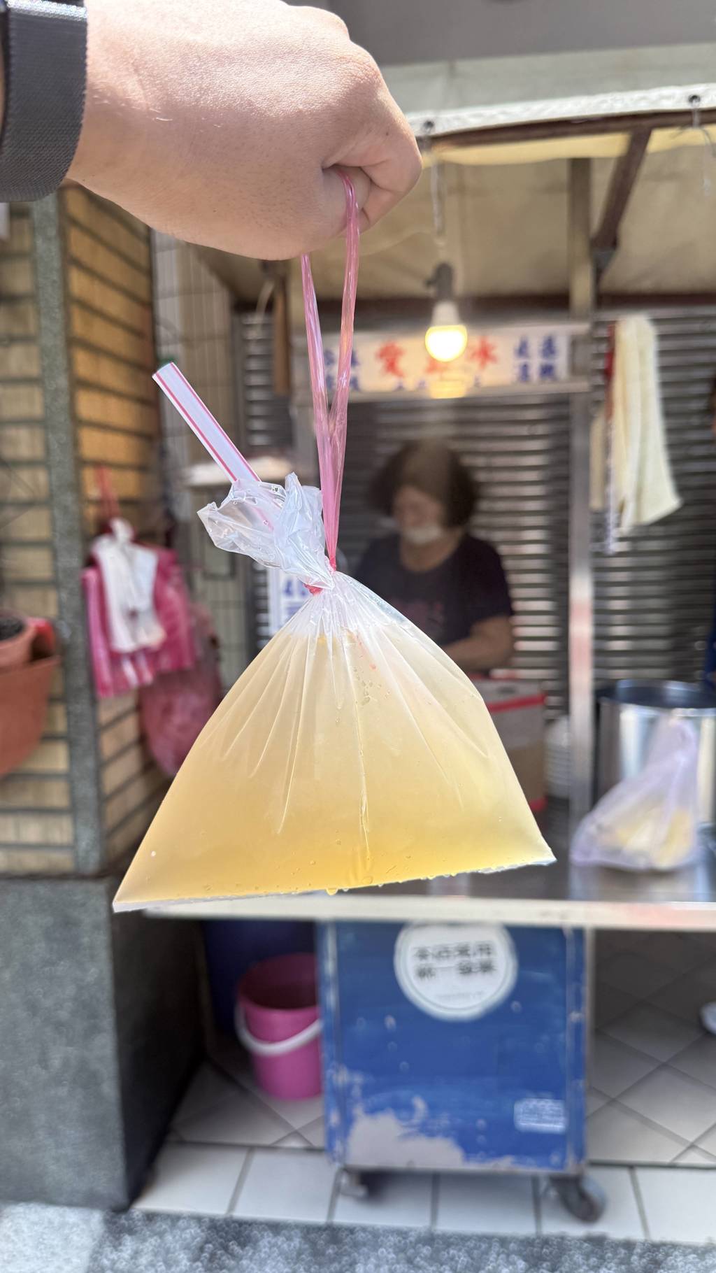 貴陽街愛玉冰也可外帶,是塑膠袋綁著紅塑膠繩的超復古形式。(施景耀 攝)