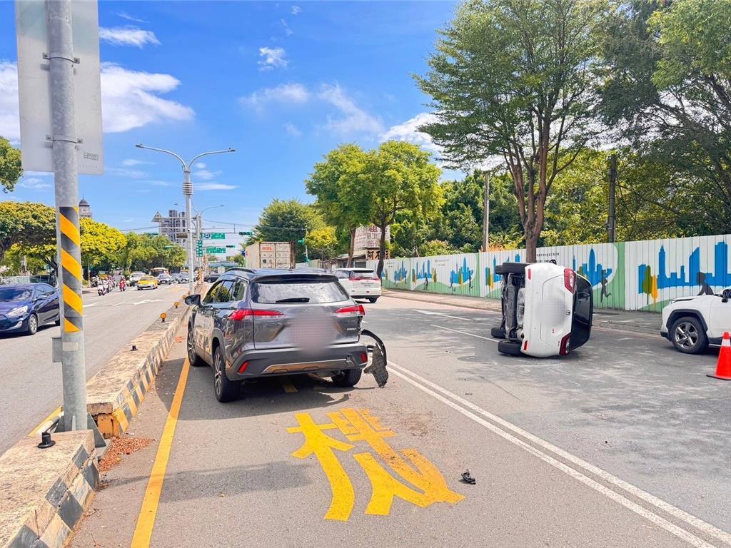 24日上午10時許，34歲袁姓女子駕駛白色小客車，由桃園市八德區中華路往桃園區方向行駛，疑似因未注意車前狀況，撞擊前方左轉車道正等待左轉由53歲曾姓男子所駕駛車輛後翻覆。（八德警分局提供）