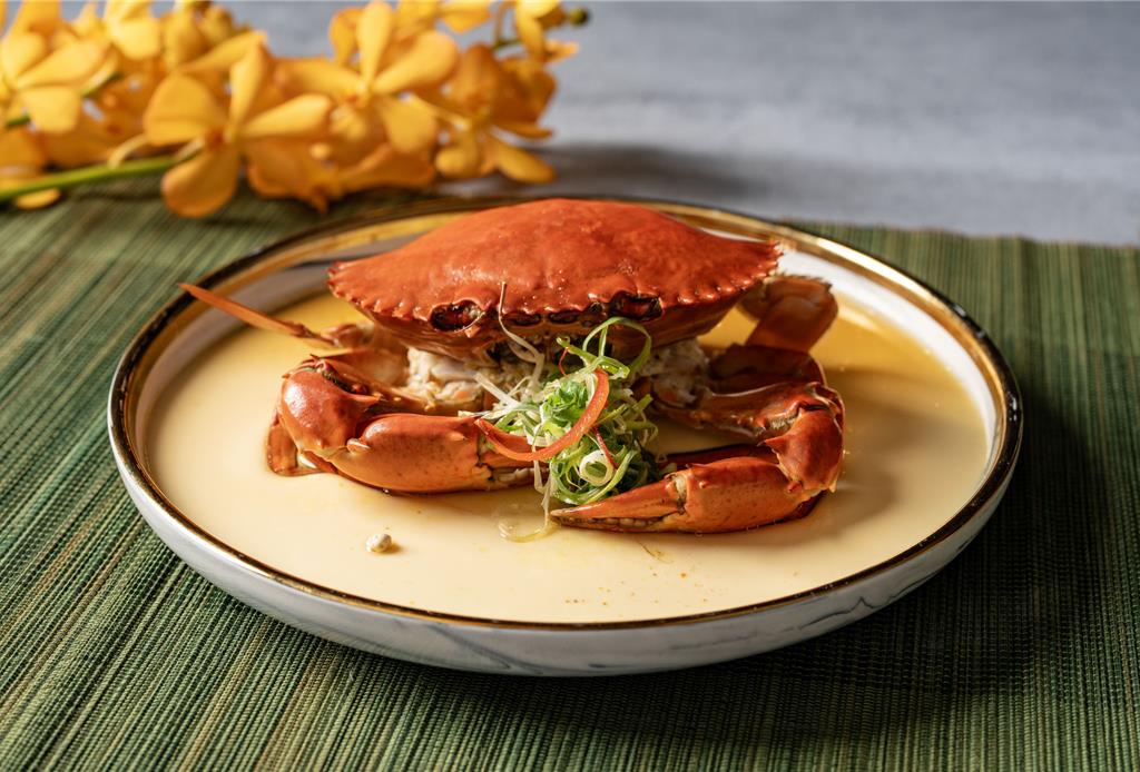 福粵樓「花雕芙蓉蒸美蟹」花雕酒香、溫潤清雅，這道料理強調品嘗蟹肉的鮮甜原味，每道1488元加1成。（圖／福容大飯店桃園機場捷運A8店）