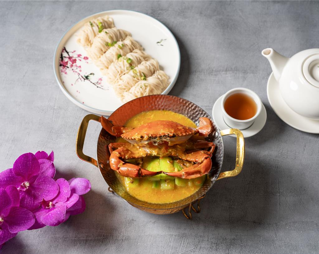 「攀藤蟹粉鮮紅蟳」蟹粉與絲瓜完美融合，麵線吸附蟹粉湯汁更顯美味，每份售價1588元加1成。（圖／福容大飯店桃園機場捷運A8店）