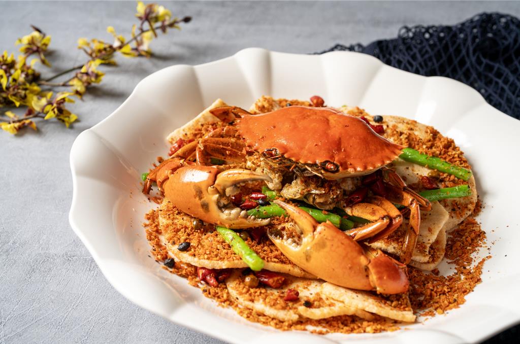 「風沙香酥炒肥蟹」風沙青蟹裹上金黃蒜酥，鹹香酥脆，美味令人垂涎，每份售價1688元。（圖／福容大飯店桃園機場捷運A8店）