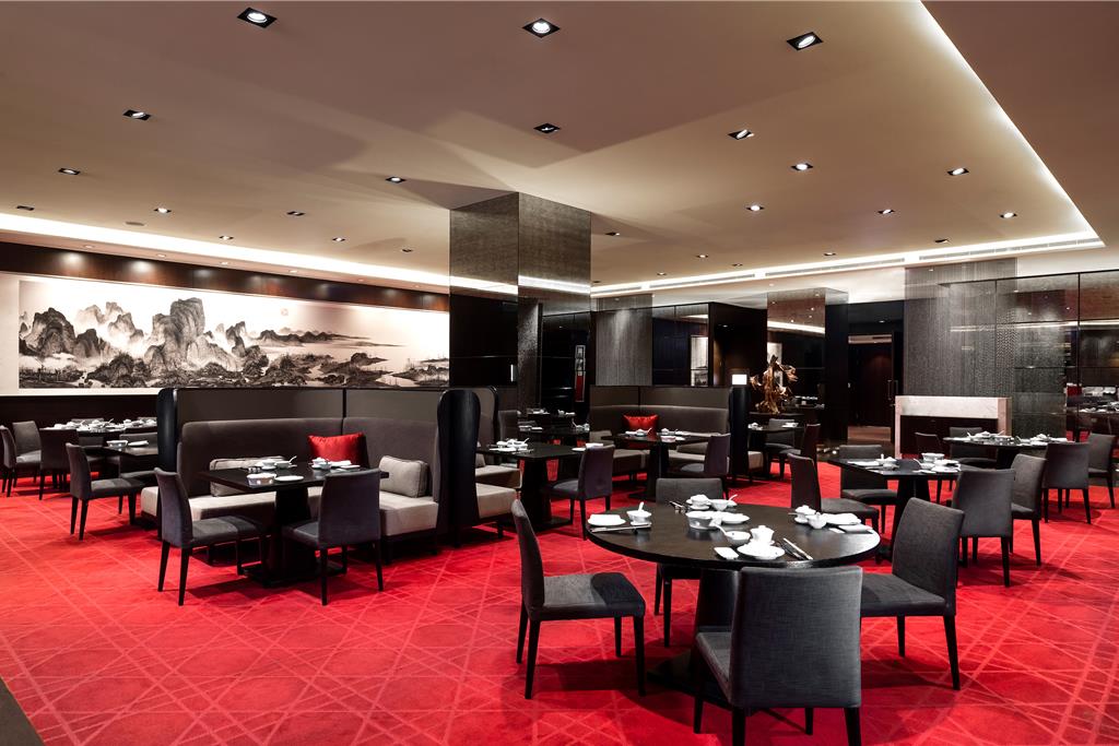 寒舍食譜「金秋蟹宴」，主廚團隊運用清蒸、炒、炸及經典避風塘蒜酥等多元技法呈現秋蟹美饌，每道5280元起加1成。（圖／台北寒舍艾美酒店）