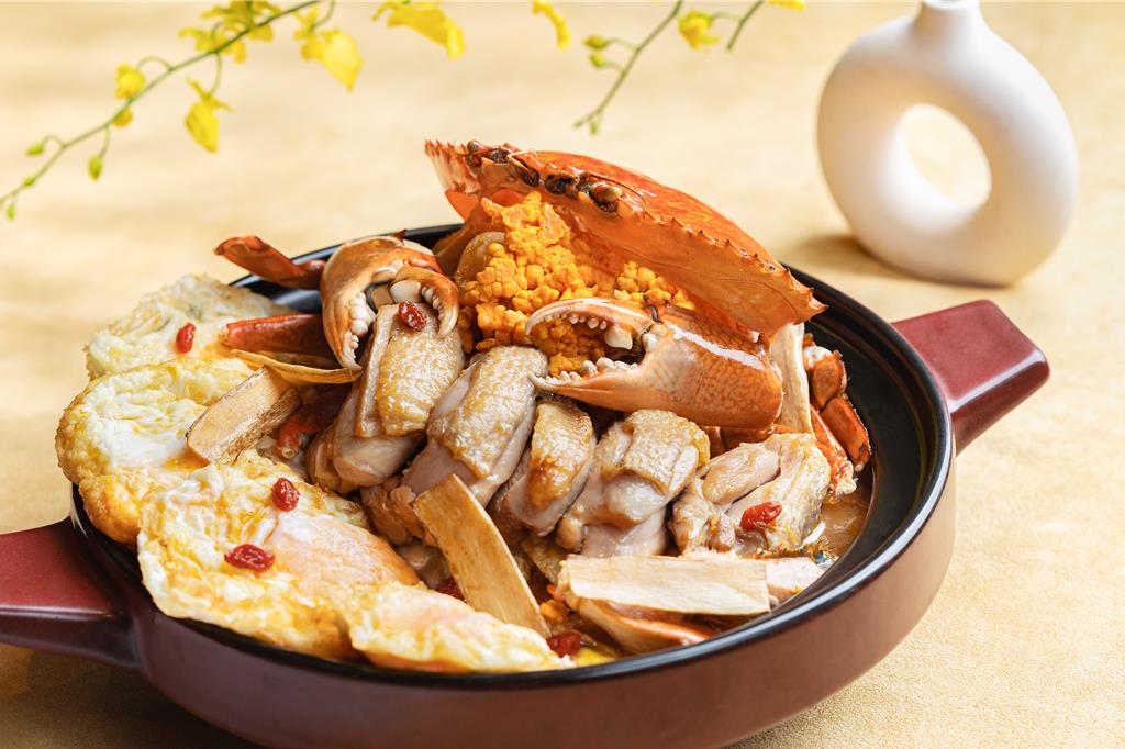 「炸蛋麻油雞沙母」肥美沙母與細嫩雞肉同鍋煨煮入味，飽含麻油與老薑精華，滋補暖胃，每份售價6280元加1成。（圖／台北寒舍艾美酒店）