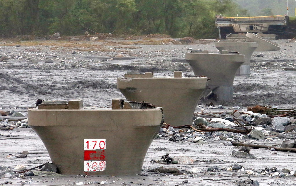 [問卦] 為什麼不是潰堤，要講溢流，又造新詞嗎？