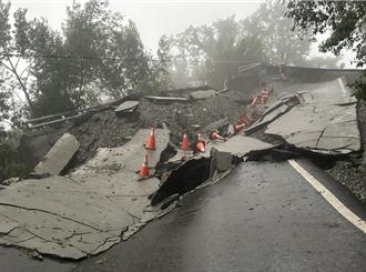 豪雨侵襲 台東南橫路基坍塌、縱谷路段泥流