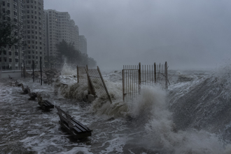 樺加沙撲港澳！一家四口觀浪「3人遭捲走」父跳海救人命危