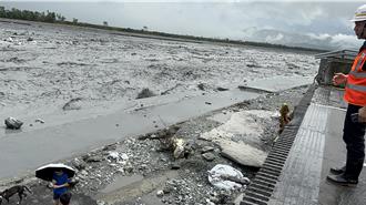 馬太鞍溪橋仍屬管制區！民眾撐傘擅闖 悠閒散步遭勸離