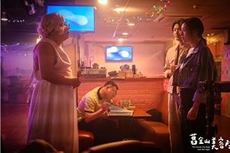 從董月花變夢夢！董至成唱跳一半內衣滑落被女兒直擊