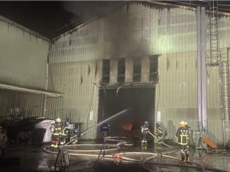 雲林林內鄉木材工廠暗夜大火冒火   木屑助燃燒光4千平方公尺廠區