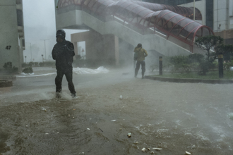 影》樺加沙太恐怖！香港知名酒店「海水沖爆玻璃門」