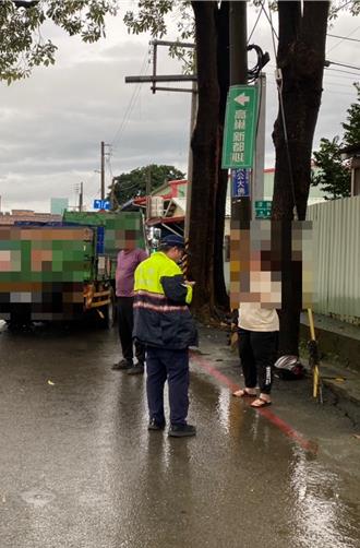 高雄燕巢大貨車追撞機車  女大生騎士捲入車底昏迷送醫
