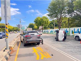 疑未注意車前狀況！桃園34歲女開車追撞翻覆 自行爬出車外