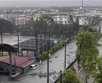 花蓮堰塞湖爆發2樓淹沒 癱瘓翁受困屋頂獲救 女兒報平安