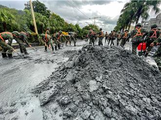 光復市區水退「泥沙又爛又黏」    災民嘆家園復原困難