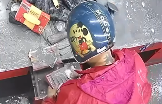 泥流淹沒光復！刺青男趁亂「搜刮檳榔攤」畫面曝 網：抓出來