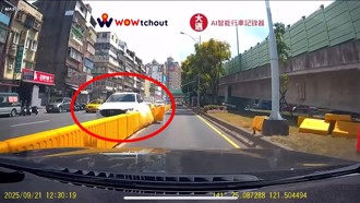 行駛調撥車道慘遭對向車攻擊 疑「滑手機」釀禍！撞破塑膠護欄噴飛