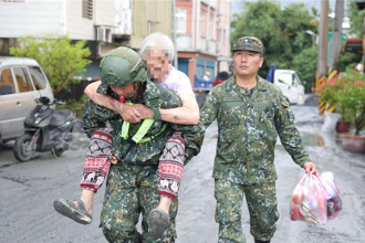 國軍第2作戰區馳援花蓮風災 兵分5路搶通主要道路
