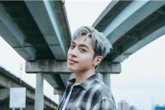 男歌手閃強烈颱風樺加沙來台 祈禱花蓮災區一切平安