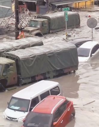 军卡被冲走因县府没通知撤离？ 光復媳妇问国防部「真相曝光」