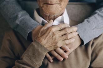 第一批00後住進養老院  月租300元人民幣  室友大自己50歲