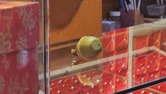 基隆男持「玩具手榴彈」搶銀樓！ 得手2條金項鍊逃逸遭逮