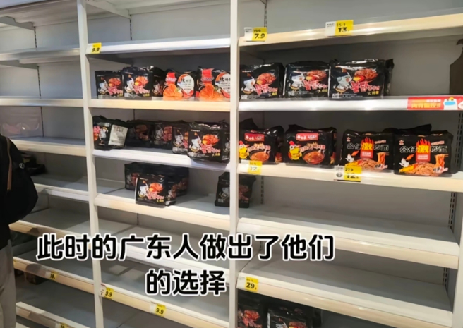 廣州深圳一帶民眾屯糧備貨應對颱風，未料掃光的貨架上獨剩火雞麵乏人問津，掀起大陸網友討論。（圖／翻攝自bilibili）