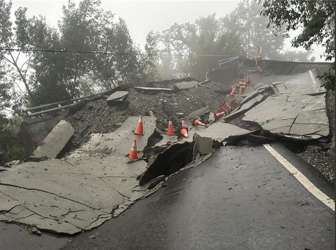 台20线南横公路部分路段路基坍塌。（公路局提供／蔡旻妤台东传真）