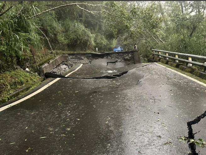 台20线南横公路部分路段路基坍塌。（公路局提供／蔡旻妤台东传真）