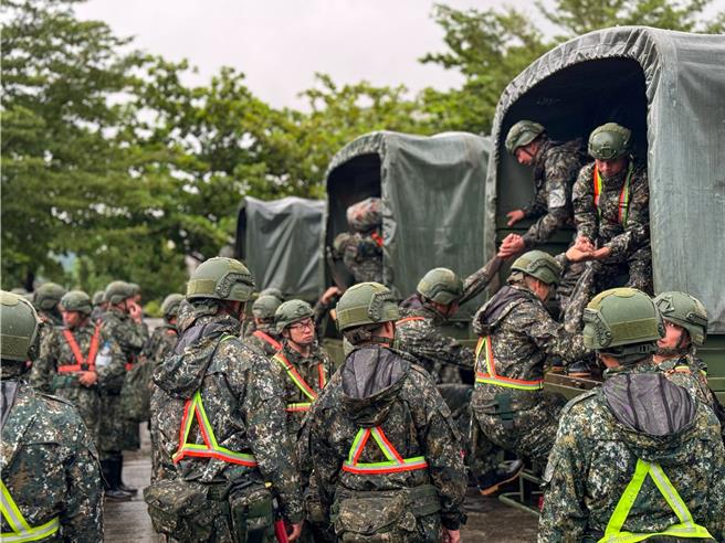 第2作战区台东地区指挥部副指挥官主持灾后復原勤前教育。国防部提供