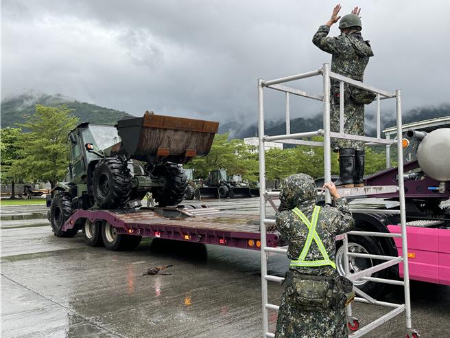 第2作战区台东地区指挥实施铲装车上板作业。国防部提供