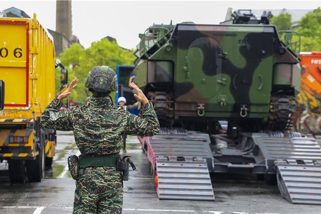 第4作战区海军陆战队登陆战车大队执行下板作业。国防部提供