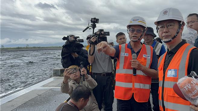 交通部长陈世凯（右）视察马太鞍溪桥南端，宣示加速便桥与铁路运能支援救灾。（吴佩蓉摄）