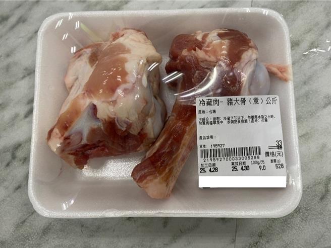 大润发流通事业股份有限公司台南佳里店分公司被查获猪大骨等13项逾期产品。（食药署提供）
