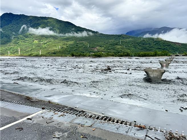 马太鞍溪堰塞湖惊传溃堤，3千万吨洪流威胁光復。（吴佩蓉摄）