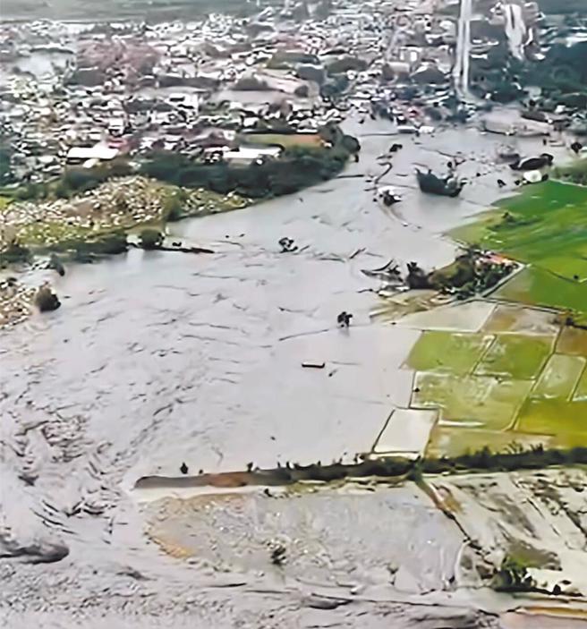 最新消息指出，大概上午11时许，第三波溢流即将到来，现场救难人员及灾民都赶紧相互提醒赶快撤离，光復市区也已发布撤离。（东稳通运授权提供）