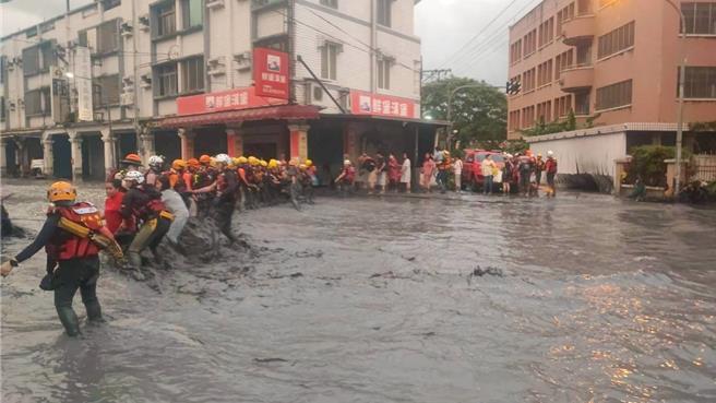 新北搜救人员经过连夜搜索、抢救，已成功协助46位居民安全疏散。（新北市消防局提供）