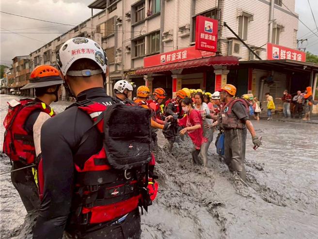 花莲马太鞍溪堰塞湖溢流引发的洪灾，新北市消防局立即投入救援行动。（新北市消防局提供）