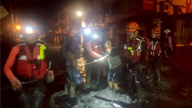 新北搜救人员协同中央与各县市支援团队，全力在灾区清查、撤离、搜救等任务。（新北市消防局提供）