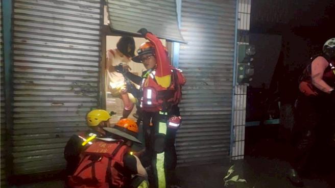 新北队伍已在光復乡多条道路与社区展开地毯式逐户工作。（新北市消防局提供）