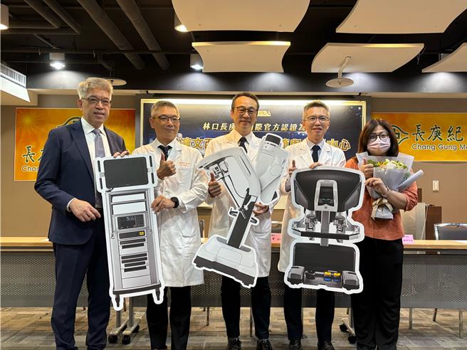 长庚医院今日（24）举办「林口长庚获国际官方认证为台湾达文西单孔手术示范与教学中心 突破外科困难术式 提升病人术后生活品质」记者会。（李念庭摄）